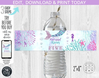 Könnte beinhalten: Druckbare Wasserflaschenetikett mit Meerjungfrauen-Motiv. Das Etikett ist hellblau mit rosa und lila Korallen, einem Meerjungfrauen-Schwanz und dem Text "Our Little Mermaid Alicia is Five". Das Etikett ist 2 Zoll mal 8 Zoll groß.