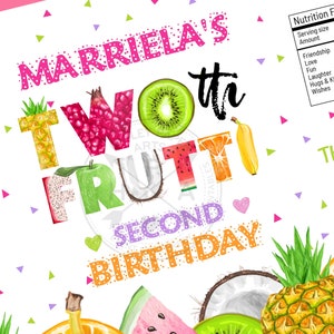 Peut inclure: Une invitation d'anniversaire color&eacute;e avec les mots "Marriela's Twoh Frutti Second Birthday" dans un design sur le th&egrave;me des fruits. L'invitation pr&eacute;sente une vari&eacute;t&eacute; de fruits, notamment la past&egrave;que, l'ananas, le kiwi et les bananes.