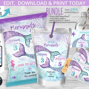 Könnte beinhalten: Ein druckbares Party-Geschenk-Set mit Meerjungfrauen-Motiven. Das Set enthält Chipstüten-Verpackungen, Saftbeutel-Etiketten, Wasserflaschen-Etiketten und Reiskuchen-Bar-Verpackungen. Die Designs zeigen einen Aquarell-Hintergrund mit lila und grünen Meerjungfrauen, Muscheln und Seesternen. Der Text auf den Etiketten lautet "Unsere kleinen Meerjungfrauen" und enthält die Namen "Jessica" und "Amanda" mit ihrem Alter.