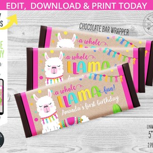 Peut inclure: Des emballages de barres chocolat&eacute;es sur le th&egrave;me du lama. Les emballages sont bruns avec des accents roses et marron. Le texte "a whole Llama fun!" est affich&eacute;, ainsi qu'une illustration de lama et le texte "Amanda's first birthday". Les emballages mesurent 12,7 cm x 14,2 cm.
