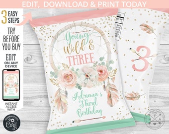 Può includere: Un design di sacchetto di patatine fritte stampabile per una festa di compleanno di 3 anni. Il design presenta uno schema di colori rosa e verde con un acchiappasogni, piume ed elementi floreali. Il testo dice "Young Wild & Three" e "Adriana's Third Birthday".