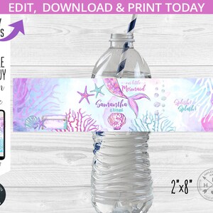 Op de afbeelding: Een printbaar waterfleslabel met een zeemeerminillustratie, koraal en schelpen. Het label is ontworpen voor een verjaardagsfeestje en staat er "Onze kleine zeemeermin Samantha wordt 5 jaar" op. Het label is 5,1 cm bij 20,3 cm.