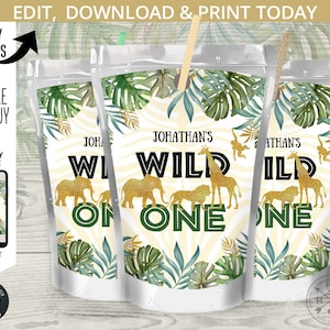 Puede incluir: Tres etiquetas para bolsas de jugo con tem&aacute;tica de la selva. Las etiquetas presentan un fondo blanco con un patr&oacute;n de rayas de cebra, hojas verdes y purpurina dorada. El texto en las etiquetas dice "Wild One" con una silueta de jirafa, le&oacute;n y elefante. Las etiquetas est&aacute;n dise&ntilde;adas para una fiesta de primer cumplea&ntilde;os.