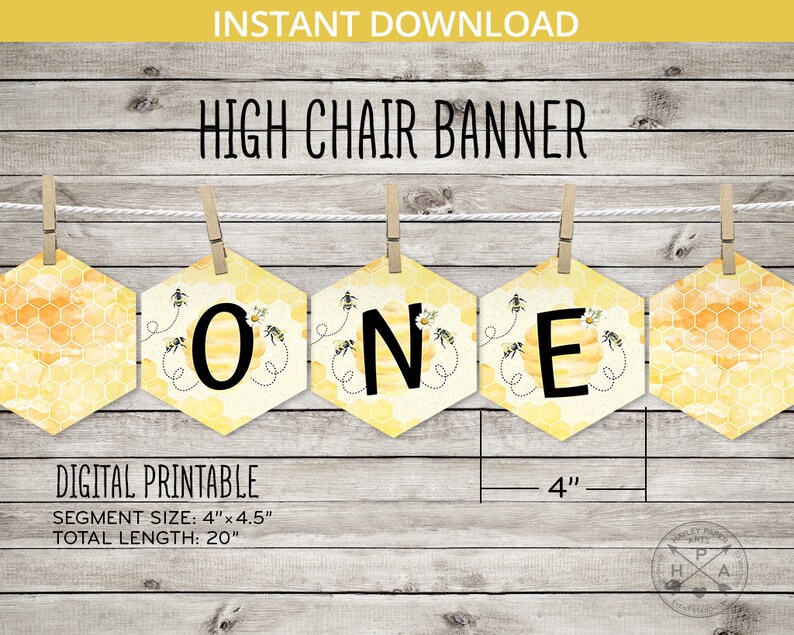 Puede incluir: Una pancarta imprimible para silla alta con un patr&oacute;n de panal y la palabra "ONE" en letras negras. La pancarta tiene 20 pulgadas de largo y cada segmento mide 4 pulgadas por 4,5 pulgadas.