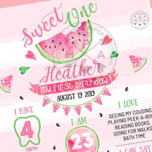 Pu&ograve; includere: Un poster di pietre miliari del primo compleanno a tema anguria rosa e verde con il nome Heather e la data 19 agosto 2019. Il poster include dettagli sull'et&agrave; del bambino, il numero di denti e le attivit&agrave; preferite.
