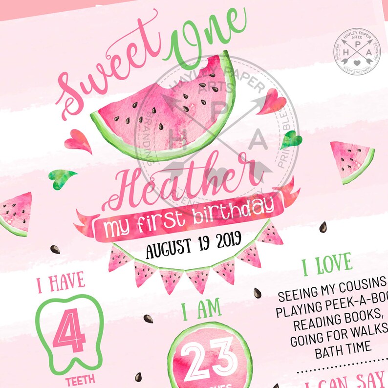 Pu&ograve; includere: Un poster di pietre miliari del primo compleanno a tema anguria rosa e verde con il nome Heather e la data 19 agosto 2019. Il poster include dettagli sull'et&agrave; del bambino, il numero di denti e le attivit&agrave; preferite.
