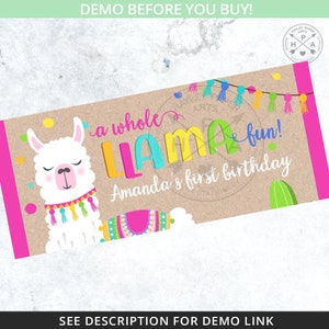 Peut inclure: Une invitation rectangulaire pour une f&ecirc;te d'anniversaire sur le th&egrave;me du lama. Le design pr&eacute;sente un lama de dessin anim&eacute;, les mots "a whole Llama fun!" et "Amanda's first birthday". Le fond est beige avec des accents roses et color&eacute;s.