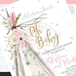 Op de afbeelding: Een roze en witte babyshower-uitnodiging met een tipi-ontwerp en bloemmotieven. De tekst luidt "Adventure Awaits" en "Oh Baby". De uitnodiging is voor Stephanie en Math.
