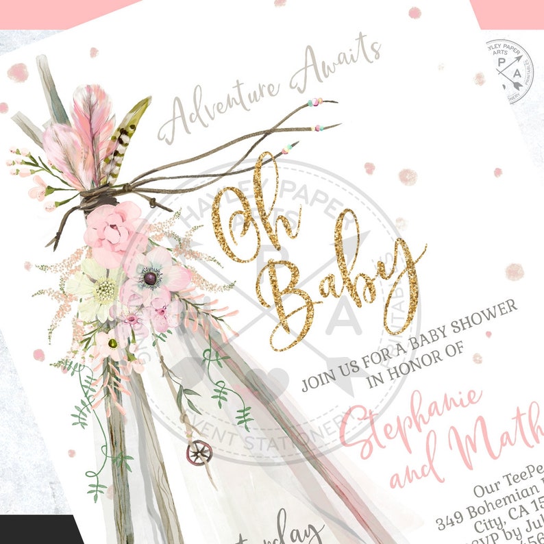 Op de afbeelding: Een roze en witte babyshower-uitnodiging met een tipi-ontwerp en bloemmotieven. De tekst luidt "Adventure Awaits" en "Oh Baby". De uitnodiging is voor Stephanie en Math.