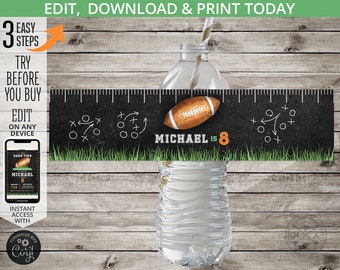 Può includere: Etichetta per bottiglia d'acqua nera e verde con un pallone da football e il testo "MICHAEL IS 8". L'etichetta è progettata per assomigliare a una lavagna con un gioco di football disegnato su di essa.