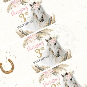 Op de afbeelding: Een printbare feestbanner met een wit paard met een roze bloemenkrans, een gouden 3 en de tekst "Vanessa's 3TH Birthday". De banner heeft een boho-thema met veren en bloemen.