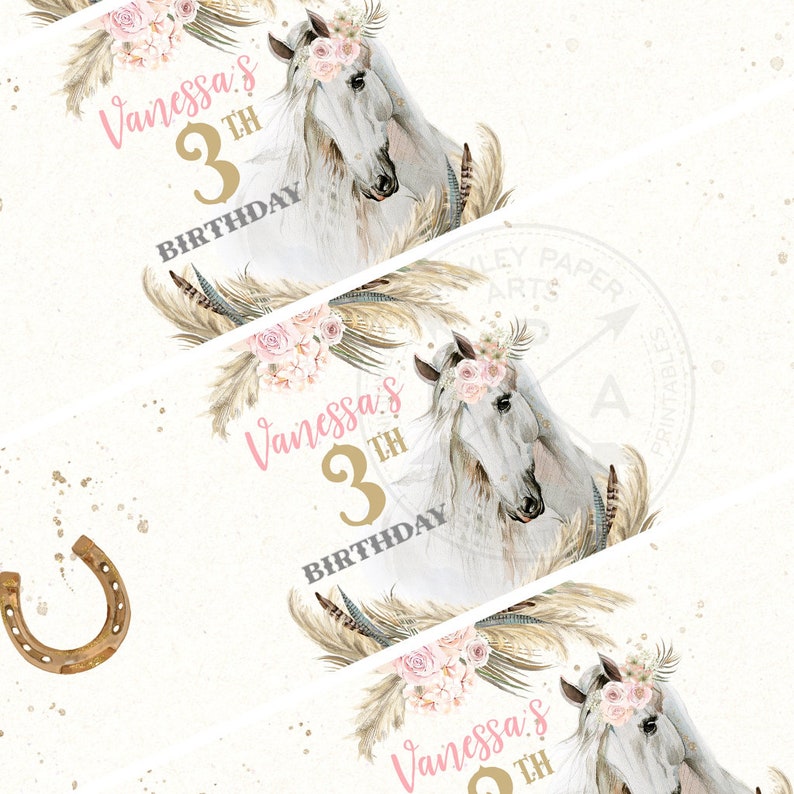 Op de afbeelding: Een printbare feestbanner met een wit paard met een roze bloemenkrans, een gouden 3 en de tekst "Vanessa's 3TH Birthday". De banner heeft een boho-thema met veren en bloemen.
