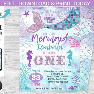Puede incluir: Una invitación a una fiesta de primer cumpleaños con temática de sirena con un fondo de acuarela morado y azul. La invitación presenta una cola de sirena con brillo, un caballito de mar y el texto "Nuestra pequeña sirena Isabella cumple un año". La fecha es el 23 de agosto a las 4 PM. La invitación también incluye la dirección y la información de RSVP.