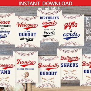 Könnte beinhalten: Druckbare Partyschilder im Baseball-Stil mit rotem und blauem Text auf weißem Hintergrund mit einem Baseball-Stichmuster. Die Schilder beinhalten: Bitte signiere meinen Geburtstagsball, Willkommen im Dugout All-Stars, Geburtstage sind süß, bitte nimm einen Leckerbissen, Geschenke & Karten, Imbissstand, Gefallen Bitte nimm einen, Baseball-Dugout, Stadion-Snacks und Stadion-Getränke.