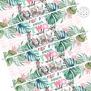 Puede incluir: Cuatro etiquetas imprimibles para una fiesta de cumplea&ntilde;os. Las etiquetas presentan un tema de selva con un esquema de color rosa y verde. El texto en las etiquetas dice "Harley's Two Wild".