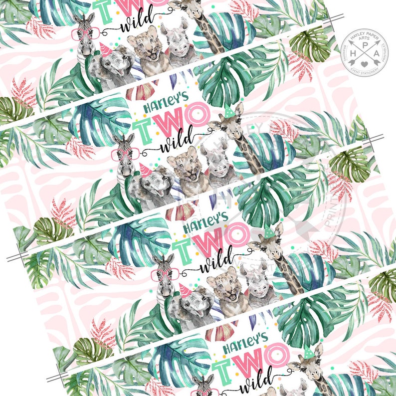 Puede incluir: Cuatro etiquetas imprimibles para una fiesta de cumplea&ntilde;os. Las etiquetas presentan un tema de selva con un esquema de color rosa y verde. El texto en las etiquetas dice "Harley's Two Wild".