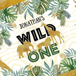 Pu&ograve; includere: Uno sfondo bianco con una texture di glitter dorati. Il testo "Jonathan's Wild One" &egrave; scritto in lettere nere e verdi. Ci sono silhouette di animali in glitter dorati di una giraffa, un leone e un elefante. Lo sfondo &egrave; decorato con foglie tropicali verdi e dorate.