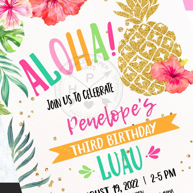 Op de afbeelding: Een kleurrijke uitnodiging voor een verjaardagsfeest met een luau-thema. De uitnodiging bevat de tekst "Aloha!" in felle roze, oranje, groene en blauwe letters. De tekst "Doe met ons mee om Penelope's derde verjaardag Luau te vieren" is ook inbegrepen. De uitnodiging heeft een gouden glitter-ananas en roze hibiscusbloemen.