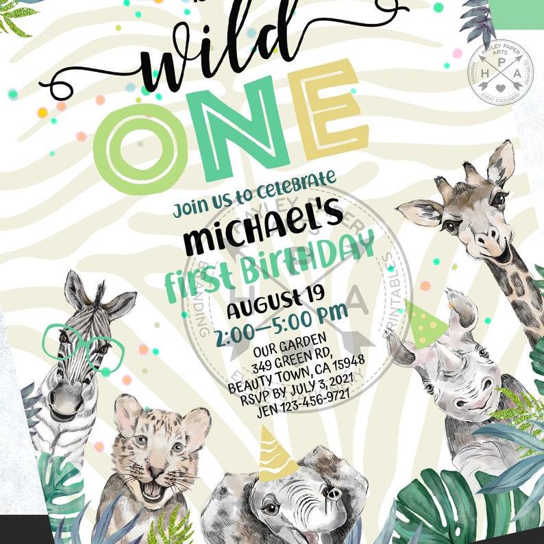 K&ouml;nnte beinhalten: Eine gr&uuml;ne und gelbe "Wild One" Einladung zum ersten Geburtstag mit einem Zebra, einem L&ouml;wen, einem Elefanten und einer Giraffe. Die Einladung enth&auml;lt den Text "Feiern Sie mit uns Michaels ersten Geburtstag, 19. August, 14:00-17:00 Uhr, Unser Garten, 349 Green Rd, Beauty Town, CA 15948, RSVP bis zum 3. Juli 2021, Jen 123-456-9721."