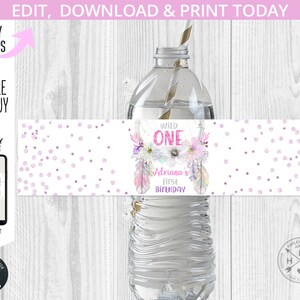 Atrapasueños primer cumpleaños salvaje UNA etiqueta de botella niña fiesta boho rosa púrpura. Plumas de atrapasueños. Plantilla editable. 109HPA 19E