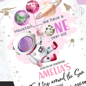 Może przedstawiać: R&oacute;żowe i białe zaproszenie na przyjęcie urodzinowe w stylu kosmicznym z kresk&oacute;wkowym astronautą trzymającym balony w kształcie planet. Tekst na zaproszeniu brzmi: "Houston... mamy roczne dziecko. Dołącz do nas, aby uczcić podr&oacute;ż AMELII wok&oacute;ł Słońca."