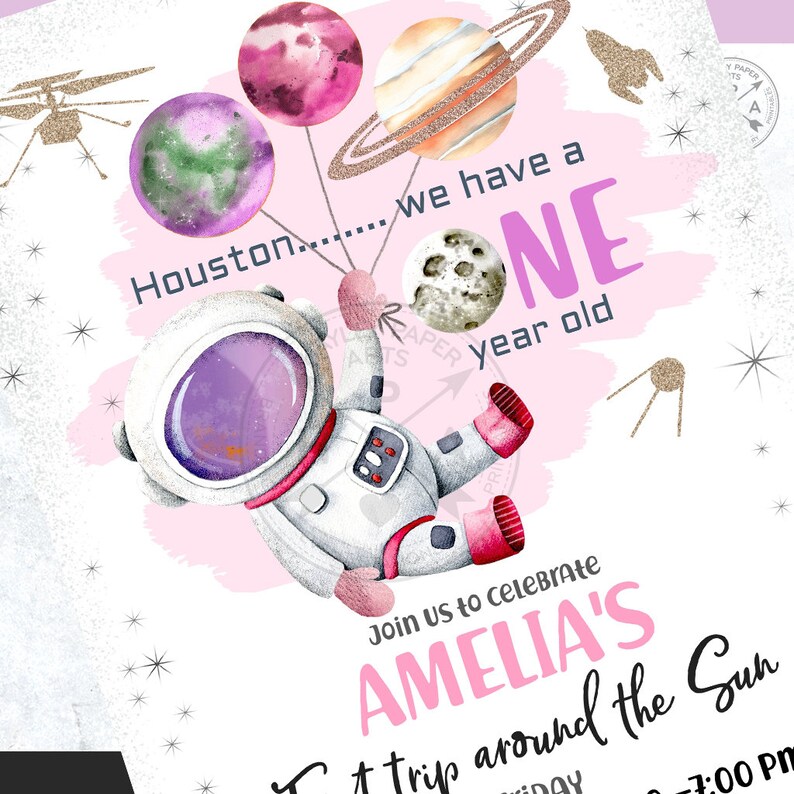 Może przedstawiać: R&oacute;żowe i białe zaproszenie na przyjęcie urodzinowe w stylu kosmicznym z kresk&oacute;wkowym astronautą trzymającym balony w kształcie planet. Tekst na zaproszeniu brzmi: "Houston... mamy roczne dziecko. Dołącz do nas, aby uczcić podr&oacute;ż AMELII wok&oacute;ł Słońca."