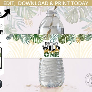 Op de afbeelding: Bewerkbaar waterfleslabel met een jungle thema. Het label heeft groene bladeren, een zebraprint achtergrond en de tekst "Jonathan's Wild One".