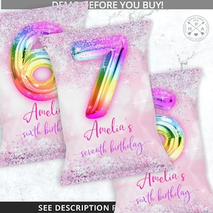 Puede incluir: Dos bolsas de chips de papel rosa y blanco con globos de n&uacute;meros de l&aacute;mina arco&iacute;ris. La primera bolsa tiene el n&uacute;mero 6 y el texto "Amelia's sixth birthday". La segunda bolsa tiene el n&uacute;mero 7 y el texto "Amelia's seventh birthday".