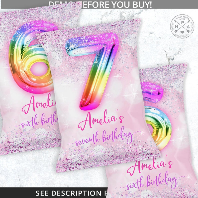 Puede incluir: Dos bolsas de chips de papel rosa y blanco con globos de n&uacute;meros de l&aacute;mina arco&iacute;ris. La primera bolsa tiene el n&uacute;mero 6 y el texto "Amelia's sixth birthday". La segunda bolsa tiene el n&uacute;mero 7 y el texto "Amelia's seventh birthday".