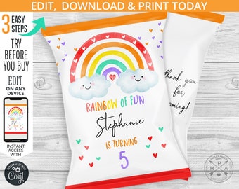 Puede incluir: Diseño de bolsa de patatas fritas imprimible con un arcoíris, nubes y el texto "Rainbow of Fun" con un nombre y una edad. El diseño es perfecto para una fiesta de cumpleaños.