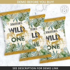 K&ouml;nnte beinhalten: Drei goldene und gr&uuml;ne Chipst&uuml;ten mit Dschungel-Motiv. Die T&uuml;ten haben einen wei&szlig;en Hintergrund mit Zebrastreifenmuster. Der Text auf den T&uuml;ten lautet "Jonathan's Wild One".