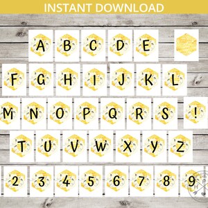 K&ouml;nnte beinhalten: Druckbare Alphabet- und Zahlenbanner. Jedes Banner zeigt einen schwarzen Buchstaben oder eine schwarze Zahl auf einem gelben Bienenwabenhintergrund mit einer Bienenillustration. Der Text "INSTANT DOWNLOAD" steht oben.