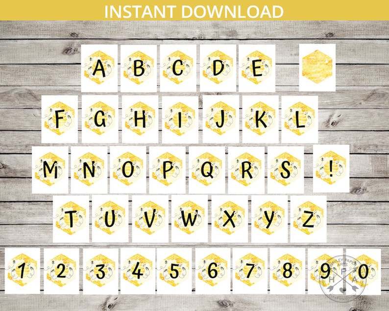 K&ouml;nnte beinhalten: Druckbare Alphabet- und Zahlenbanner. Jedes Banner zeigt einen schwarzen Buchstaben oder eine schwarze Zahl auf einem gelben Bienenwabenhintergrund mit einer Bienenillustration. Der Text "INSTANT DOWNLOAD" steht oben.