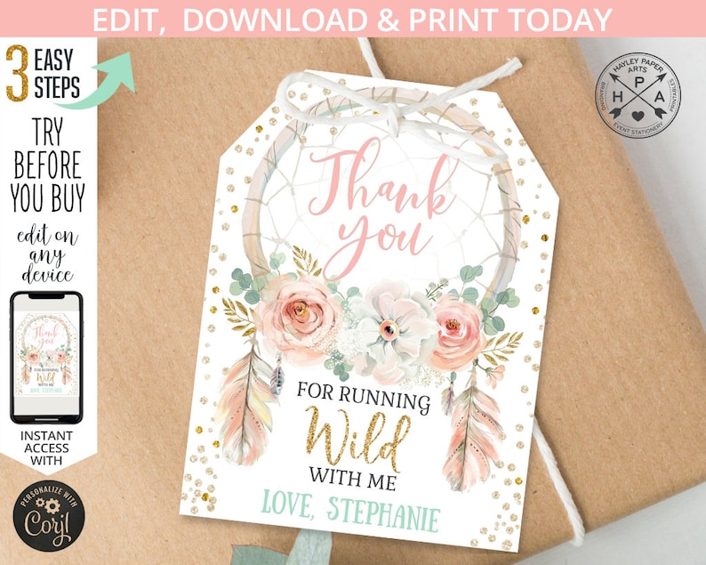 Op de afbeelding: Een cadeaulabel met een dromenvangerontwerp en de woorden "Thank You" in roze script. Het label heeft bloemen- en veermotieven, met de tekst "For Running Wild With Me" en een naam eronder. Het label staat op een bruine papieren achtergrond.