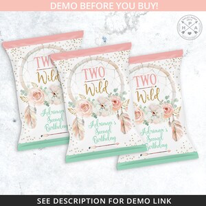 Puede incluir: Tres bolsas de chips rosa y verde con fondo blanco. Las bolsas tienen un dise&ntilde;o de atrapasue&ntilde;os con purpurina dorada y el texto "Two Wild" y "Adriana's Second Birthday".
