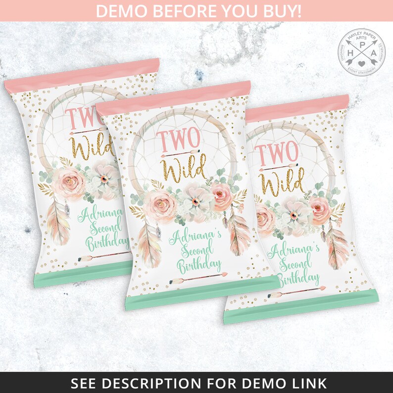 Puede incluir: Tres bolsas de chips rosa y verde con fondo blanco. Las bolsas tienen un dise&ntilde;o de atrapasue&ntilde;os con purpurina dorada y el texto "Two Wild" y "Adriana's Second Birthday".