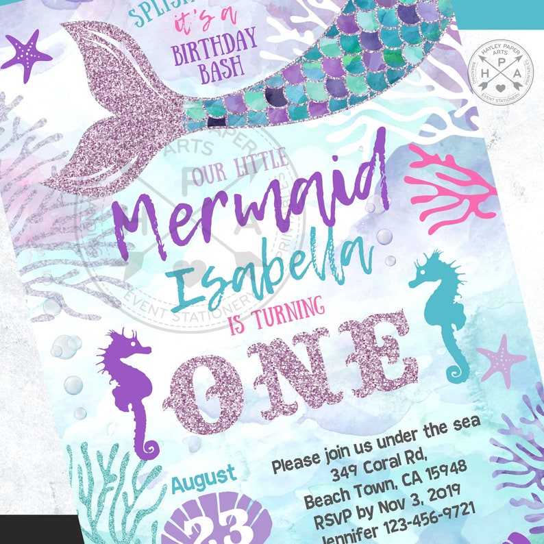 Pu&ograve; includere: Un invito di compleanno di sirena viola e turchese con una coda di sirena, un cavalluccio marino e il testo "&Egrave; una festa di compleanno, La nostra piccola sirena Isabella compie un anno, Agosto 23, Unisciti a noi sotto il mare, 349 Coral Rd, Beach Town, CA 15948, RSVP entro il 3 novembre 2019, Jennifer 123-456-9721".
