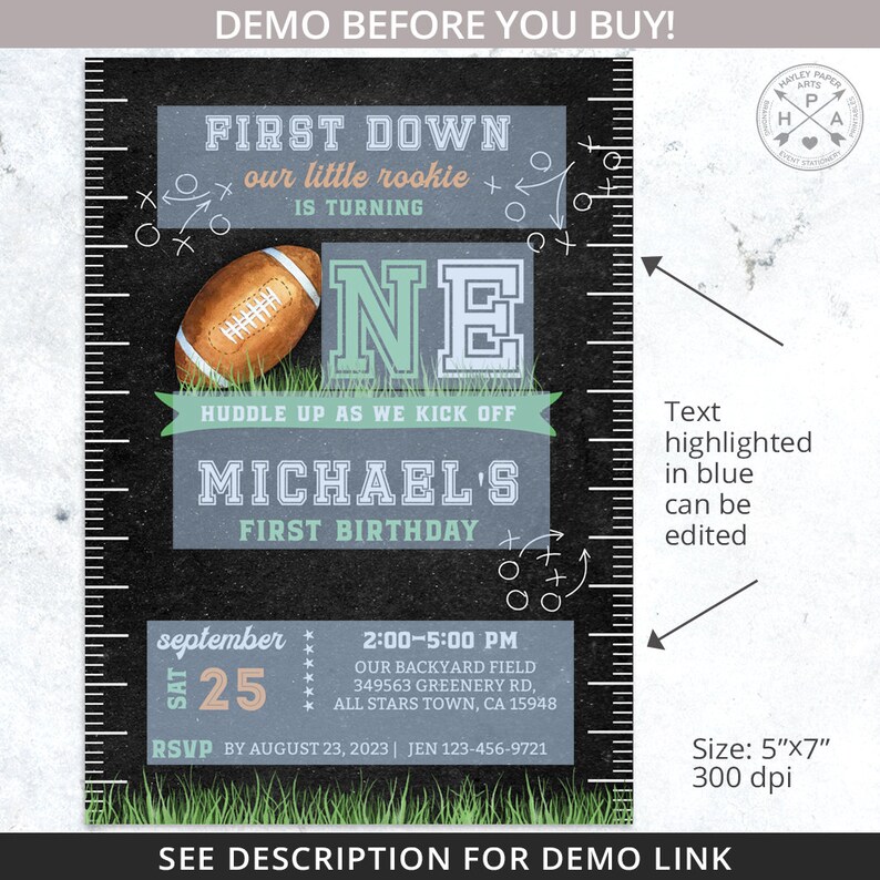 Peut inclure: Une invitation de style tableau noir pour un premier anniversaire sur le th&egrave;me du football am&eacute;ricain. L'invitation est d&eacute;cor&eacute;e d'un ballon de football, d'un num&eacute;ro un vert et bleu, et du texte "First Down our little rookie is turning one". L'invitation comprend &eacute;galement le nom de l'enfant, "Michael's First Birthday", ainsi que la date et l'heure de la f&ecirc;te.
