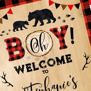 Puede incluir: Un letrero de madera r&uacute;stico con ribete de cuadros rojos y negros. El letrero dice "Oh Boy! Bienvenido a Stephanie's" con una silueta de dos osos y huellas de patas.