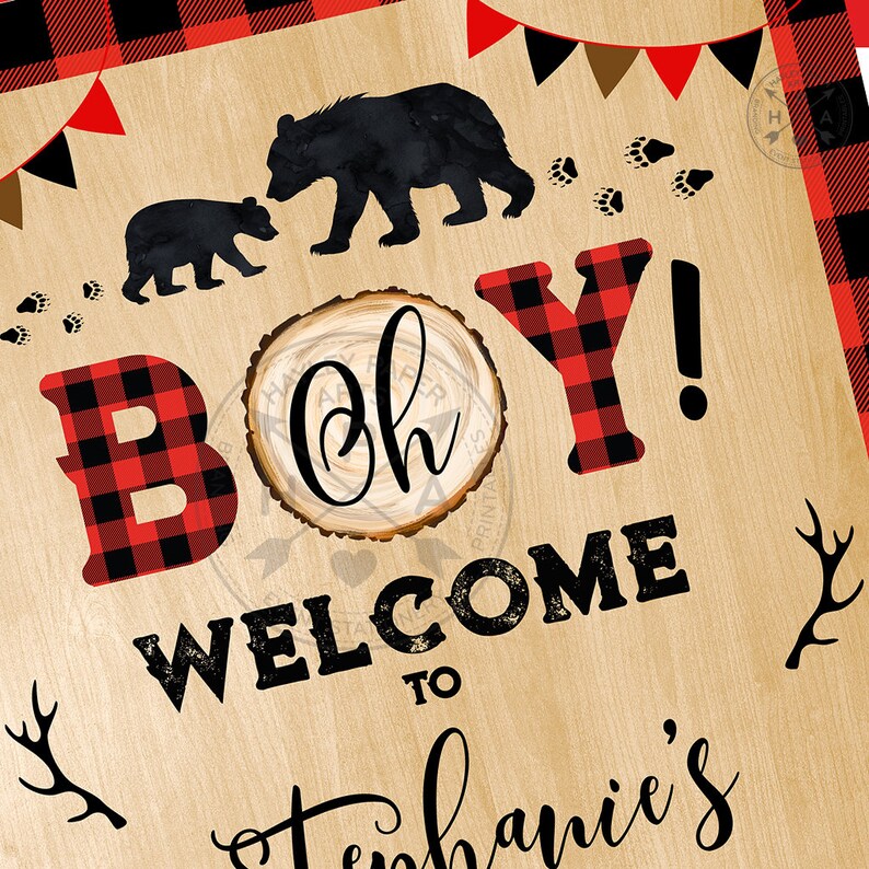 Puede incluir: Un letrero de madera r&uacute;stico con ribete de cuadros rojos y negros. El letrero dice "Oh Boy! Bienvenido a Stephanie's" con una silueta de dos osos y huellas de patas.