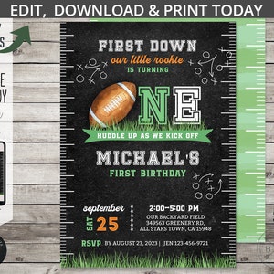 Peut inclure: Une invitation de premier anniversaire de style tableau noir, noire et verte, sur le th&egrave;me du football am&eacute;ricain. L'invitation indique "First Down Our Little Rookie is Turning One" et "Huddle Up As We Kick Off Michael's First Birthday". L'invitation comprend &eacute;galement la date, l'heure et le lieu de la f&ecirc;te.