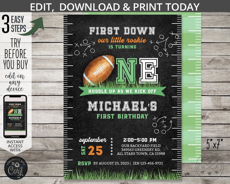 Peut inclure: Une invitation de premier anniversaire de style tableau noir, noire et verte, sur le th&egrave;me du football am&eacute;ricain. L'invitation indique "First Down Our Little Rookie is Turning One" et "Huddle Up As We Kick Off Michael's First Birthday". L'invitation comprend &eacute;galement la date, l'heure et le lieu de la f&ecirc;te.