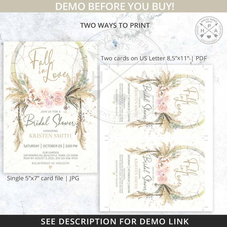 K&ouml;nnte beinhalten: Eine druckbare Einladung zu einer Bridal Shower mit Boho-Thema. Die Einladung zeigt einen Traumf&auml;nger mit Federn, Pampasgras und Blumen in Rosa- und Beiget&ouml;nen. Der Text "Fall in Love" ist in goldener Schrift auf dem Traumf&auml;nger geschrieben. Die Einladung enth&auml;lt auch den Text "Bridal Shower" und den Namen der Braut, "Kristen Smith".