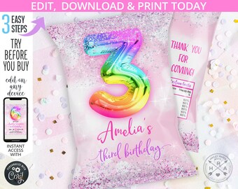 Puede incluir: Una bolsa de patatas fritas de color rosa y blanco con purpurina con un número 3 de lámina arcoíris y el texto "Amelia's third birthday". La bolsa tiene un mensaje de agradecimiento por venir y datos nutricionales en la parte posterior.