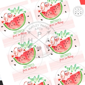 Peut inclure: Un ensemble de cinq autocollants ronds avec un motif past&egrave;que. Les autocollants pr&eacute;sentent une tranche de past&egrave;que avec une bouch&eacute;e enlev&eacute;e. Le texte "In a Melon" et "One" est &eacute;crit en vert et blanc sur les autocollants. Les autocollants incluent &eacute;galement le texte "Brittney's first birthday".