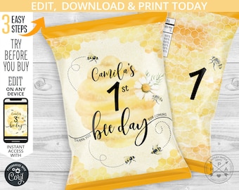 Può includere: Sacchetto per feste giallo e bianco con la scritta "Camila's 1st bee day" e un grande numero 1. La borsa presenta un motivo a nido d'ape e illustrazioni di api e una margherita. La parte superiore della borsa ha un bordo giallo.