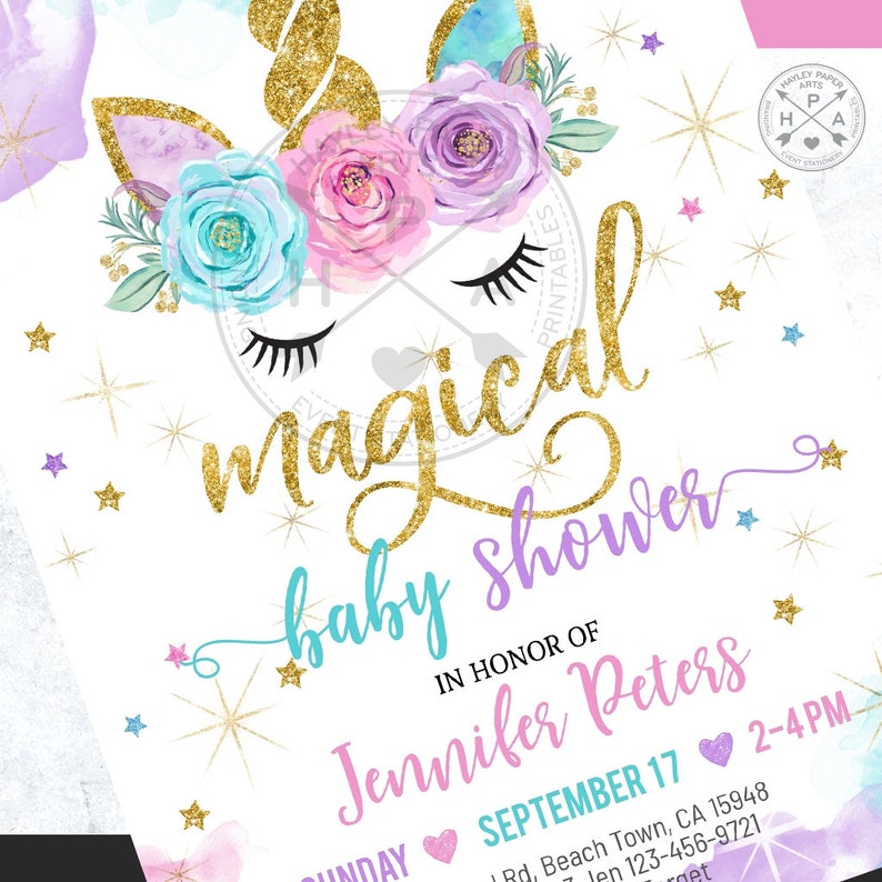 Pu&ograve; includere: Un invito a una festa di baby shower con un'illustrazione di unicorno. L'unicorno ha un corno dorato, fiori rosa e blu e gli occhi chiusi. Il testo "magical baby shower" &egrave; scritto in caratteri dorati glitterati. L'invito &egrave; per Jennifer Peters il 17 settembre dalle 14:00 alle 16:00.