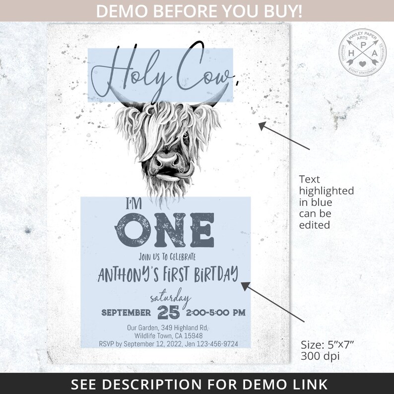 Pu&ograve; includere: Un invito di primo compleanno blu e grigio con un'illustrazione di una mucca delle Highlands. L'invito dice "Holy Cow, I'm One" e include il testo "Join us to celebrate Anthony's First Birthday" con la data e l'ora della festa. L'invito misura 5 pollici per 7 pollici e 300 dpi.