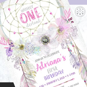 Op de afbeelding: Een roze en witte uitnodiging met een droomvangerontwerp. De tekst luidt "winter one derland" en "Join us to celebrate Adriana's first birthday Sat January 5, 2021 * 5-7 PM".