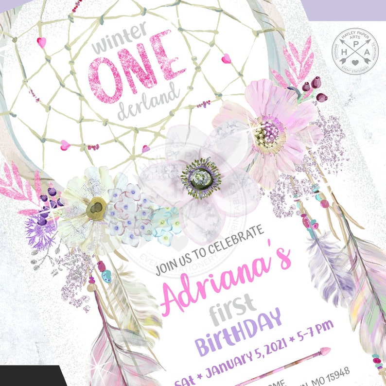 Op de afbeelding: Een roze en witte uitnodiging met een droomvangerontwerp. De tekst luidt "winter one derland" en "Join us to celebrate Adriana's first birthday Sat January 5, 2021 * 5-7 PM".